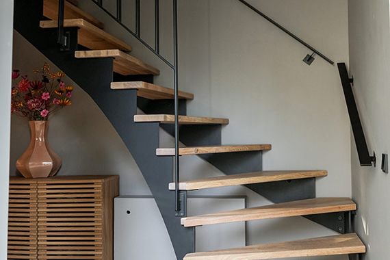 stalen keepboomtrap van Steellife voorzien van houten treden