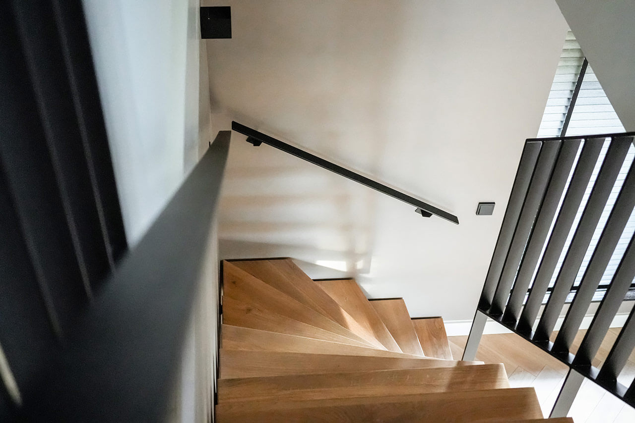 Stalen keepboomtrap van Steellife met houten treden