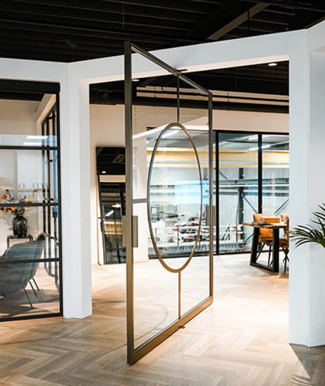 Stalen taatsdeur met ronde cirkel in het midden