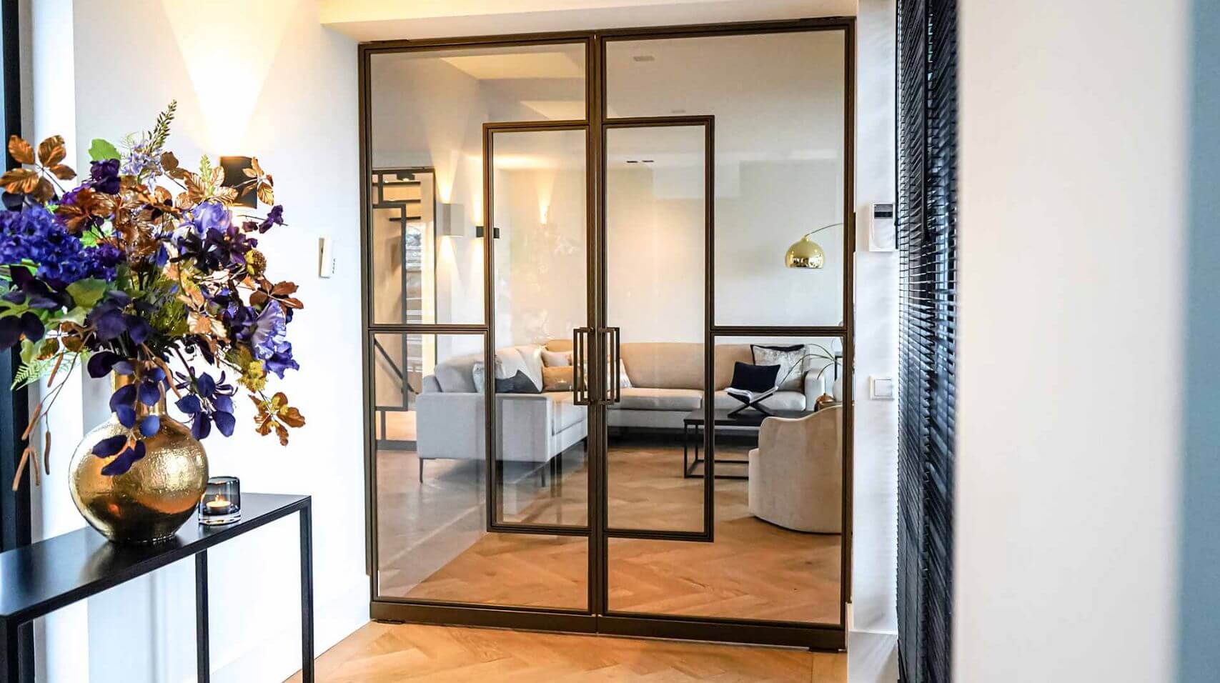 Bronzen deuren met vak in het midden.