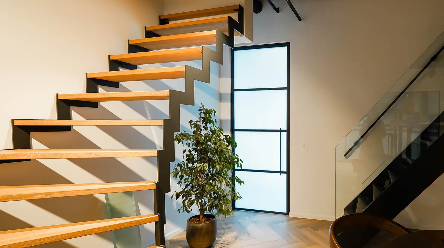 Stalen deur met mat glas bij Steellife in de showroom