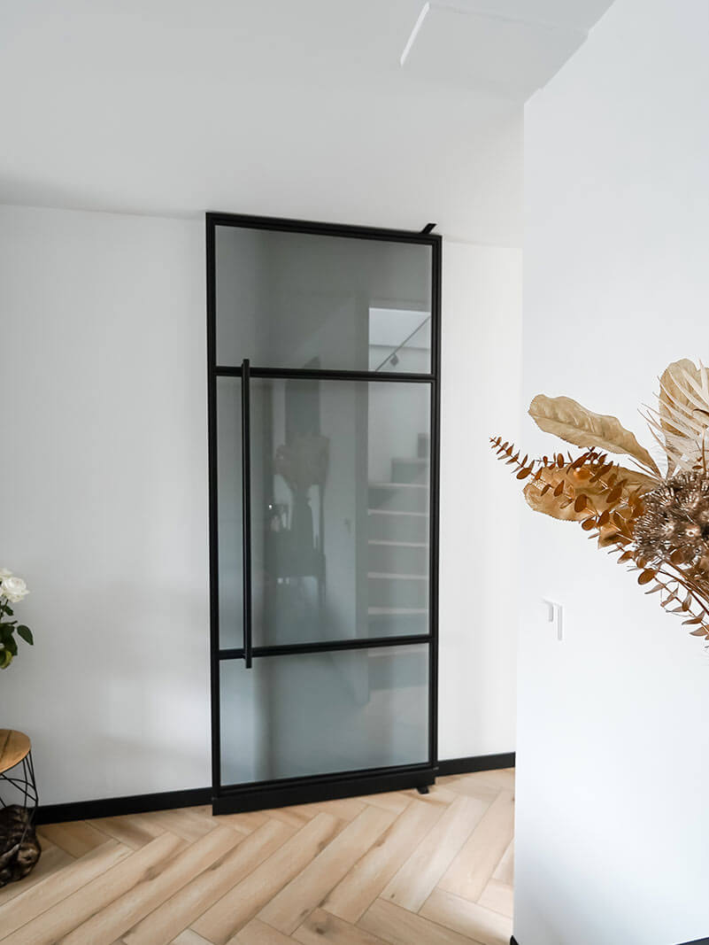 Stalen taatsdeur met donker getint glas