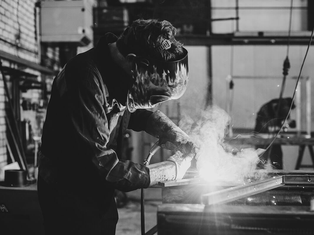 Werknemer van Steellife bezig met lassen