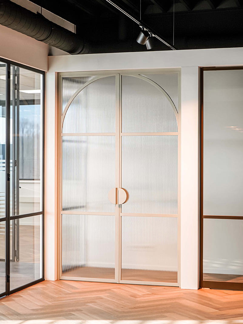 Stalen deur bij Steellife in de showroom met geribbeld glas