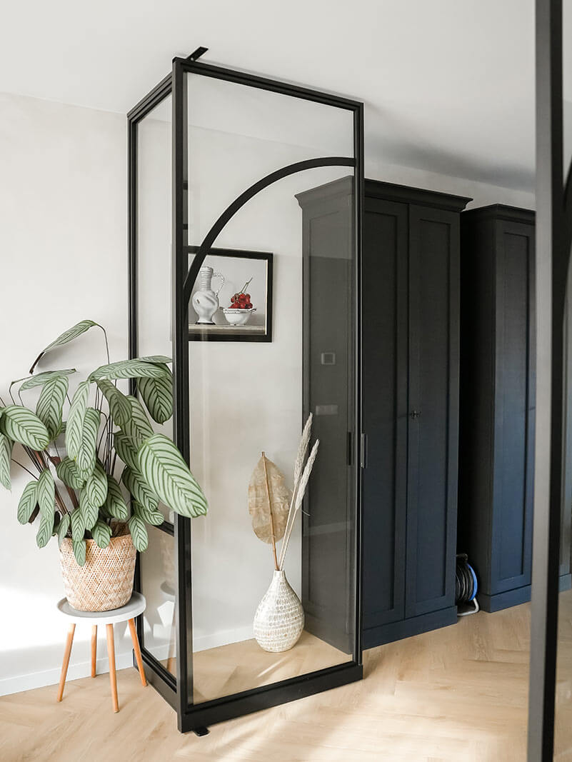 Stalen taatsdeur met ronde cirkel in het midden