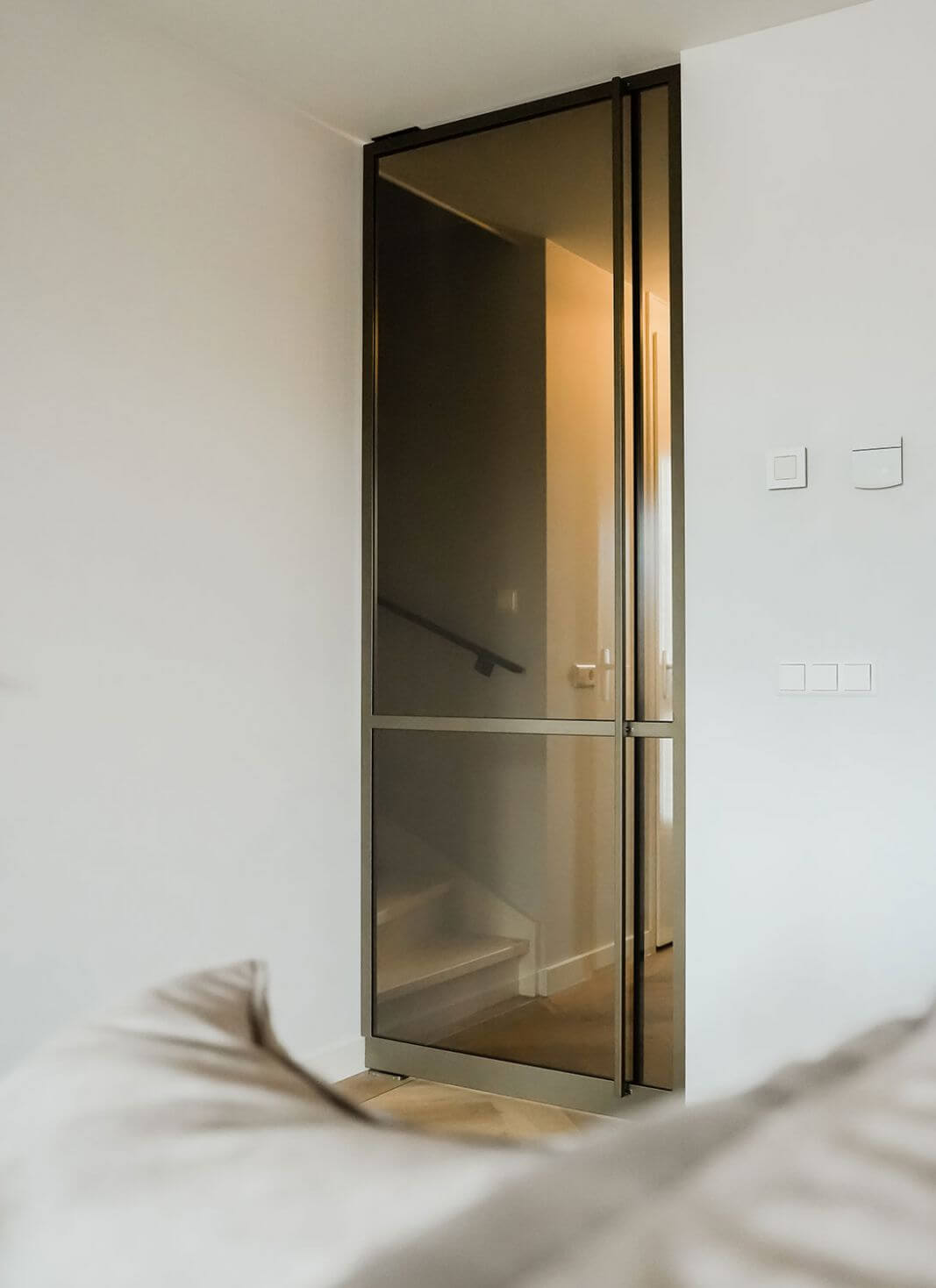 brons glas in een bronzen deur