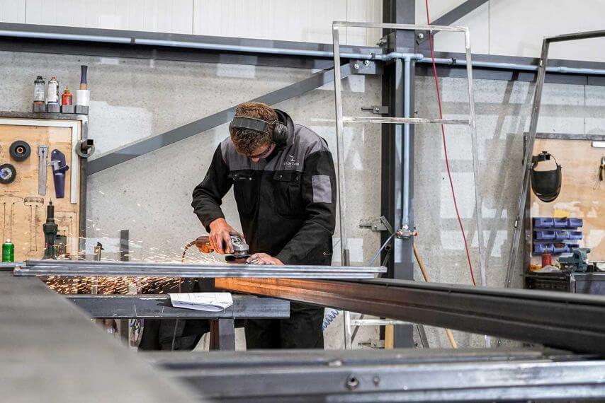 Slijpen van stalen producten achter bij Steellife in de werkplaats