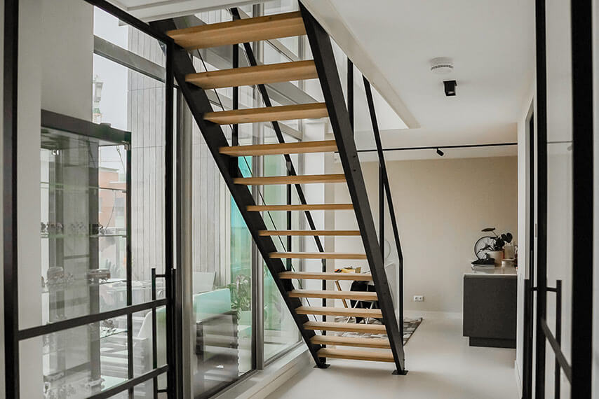 Stalen trap met houten traptreden van Steellife