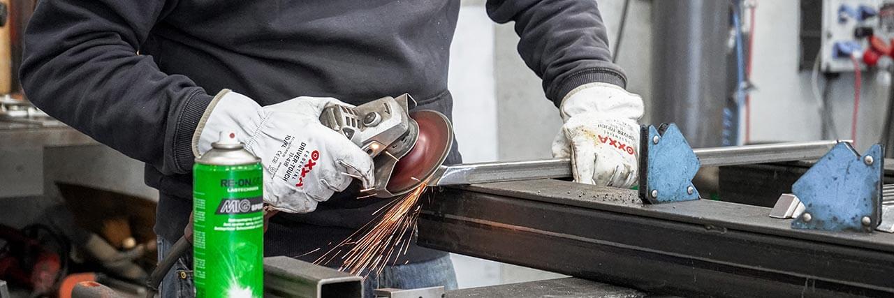 Detail foto van het slijpen van stalen producten