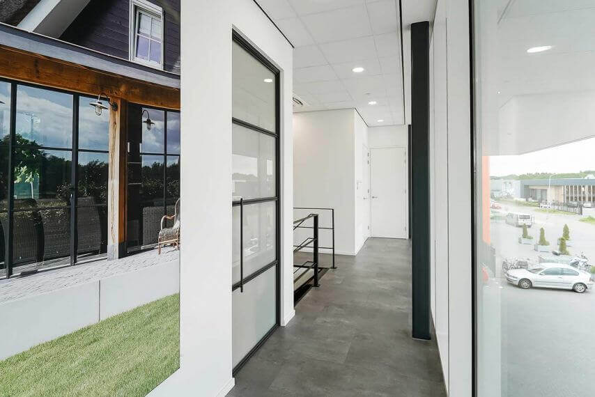 Melkglas in stalen deur bij Steellife