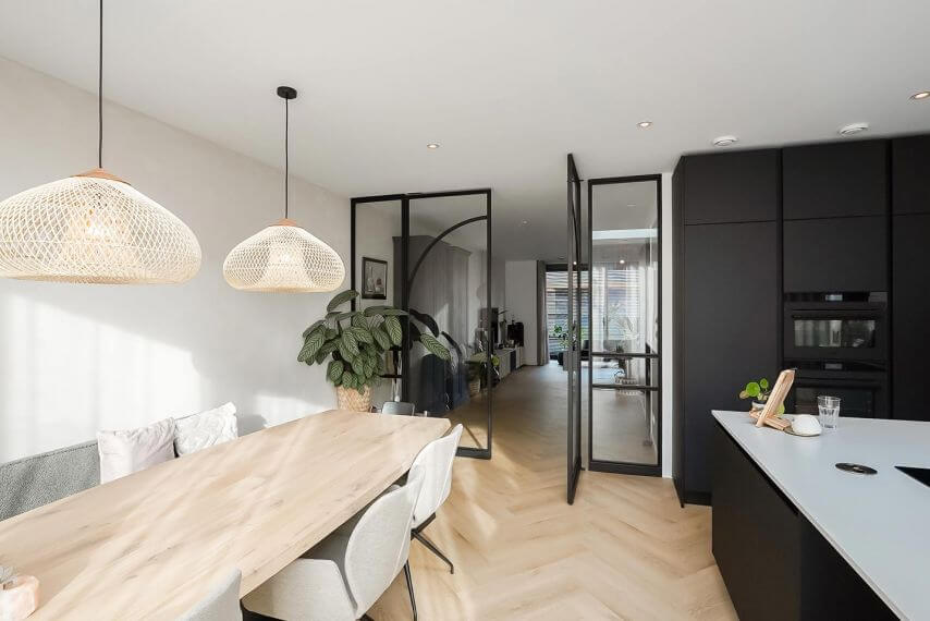 Stalen taatsdeur met ronde cirkel in het midden