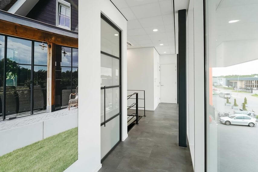 Melkglas in stalen deur bij Steellife