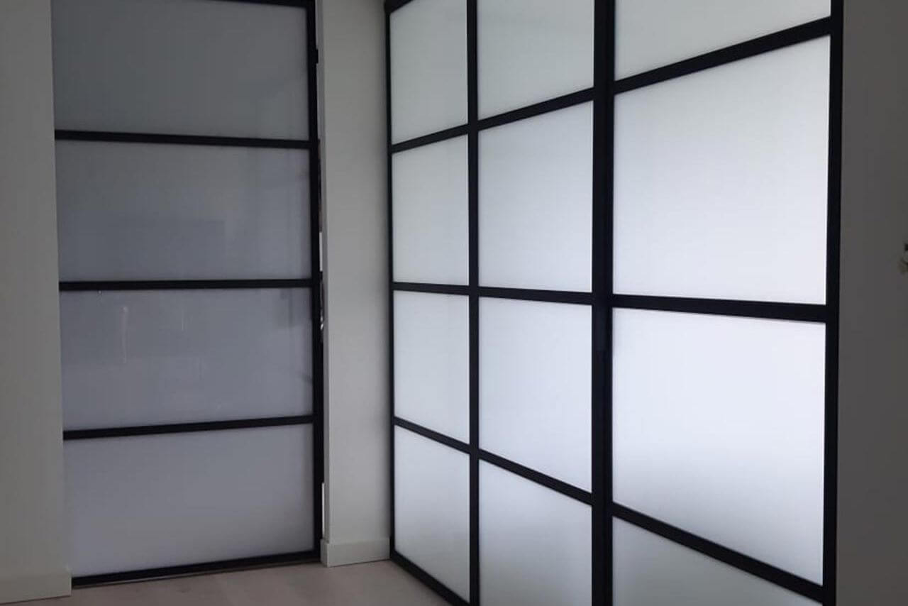 Melkglas in een stalen wand