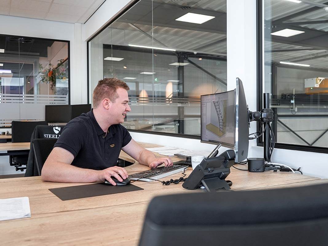 Medewerker van Steellife aan het ontwerpen