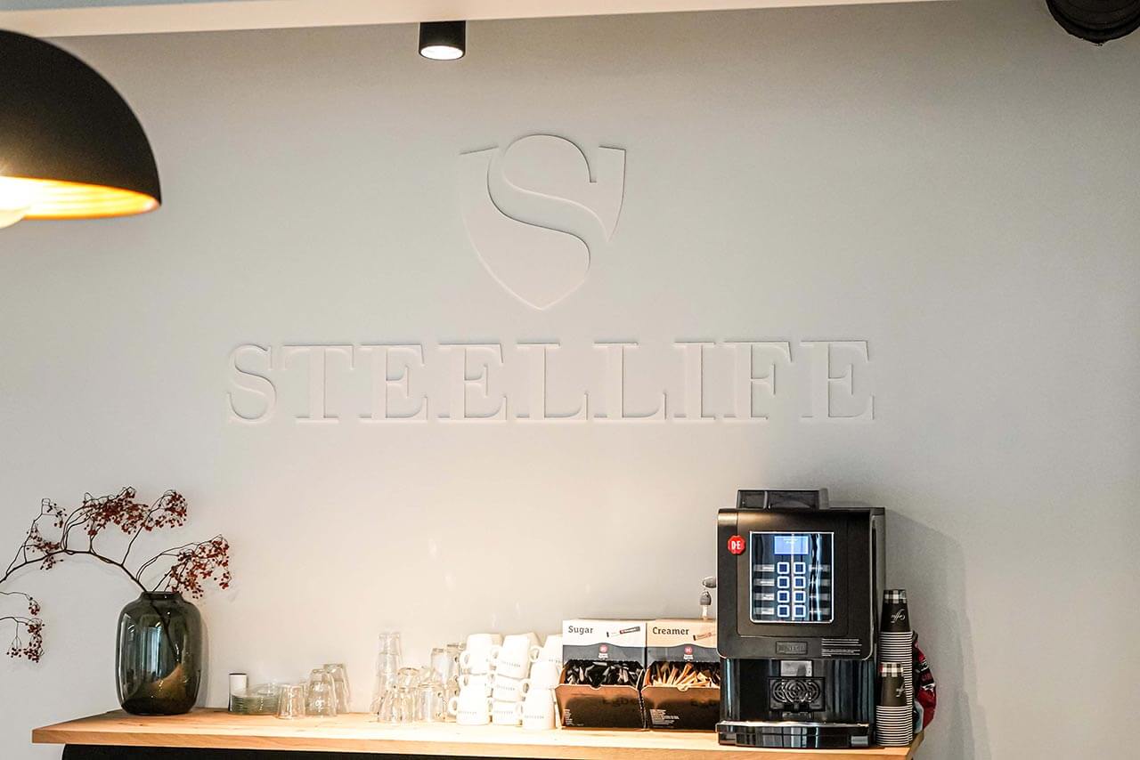 Steellife logo in de showroom