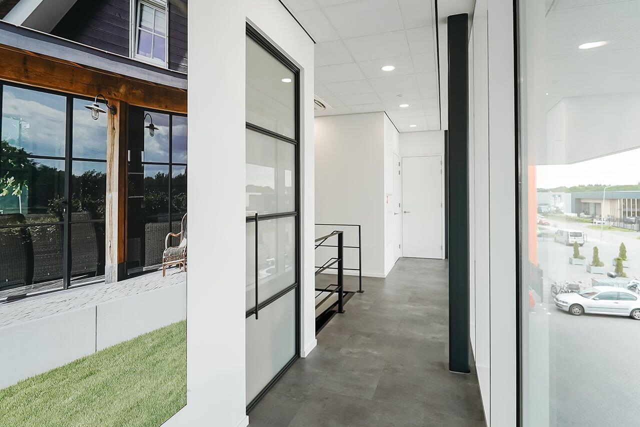 Scharnierdeur met mat glas