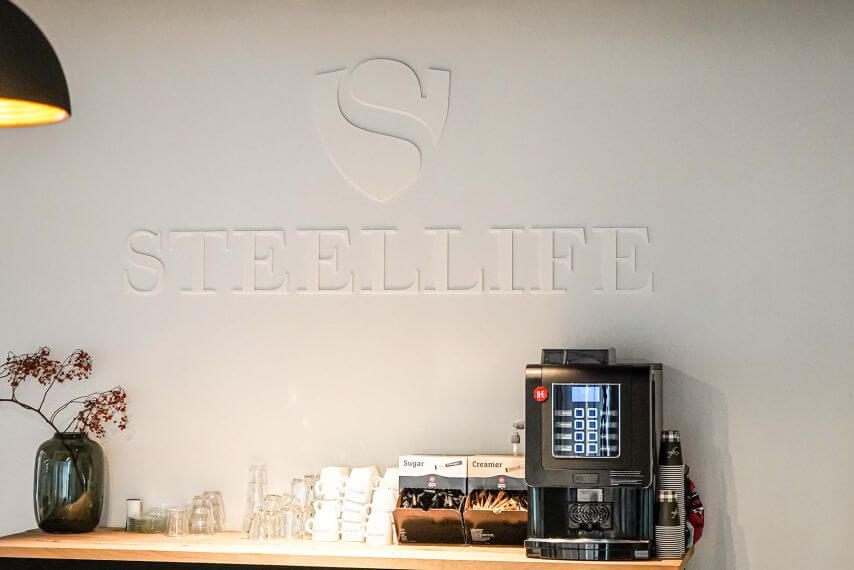 Steellife logo in de showroom