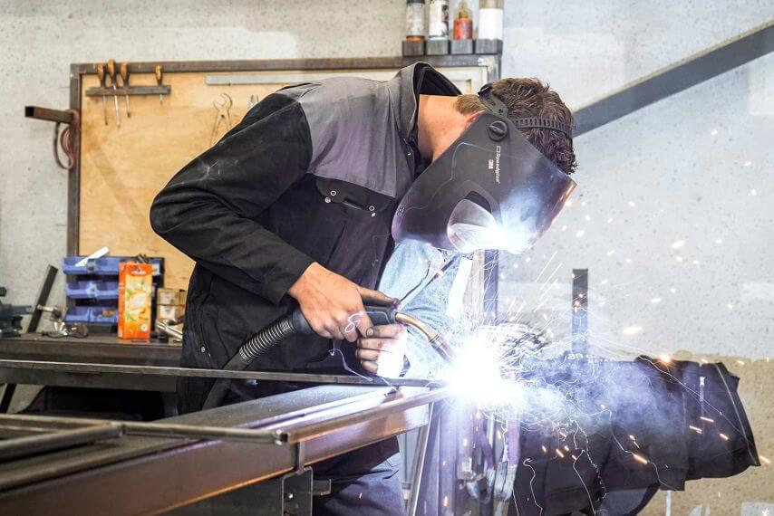 Lasser van Steellife bezig met de productie van een stalen deur