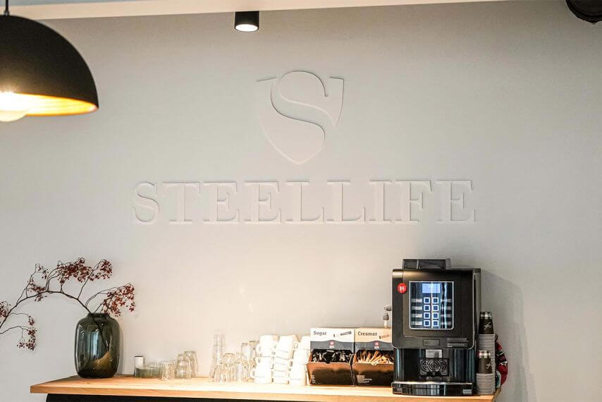 Steellife logo in de showroom
