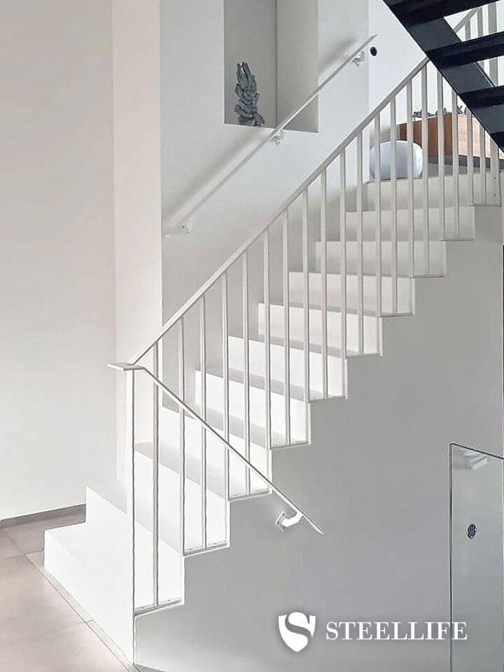Stalen balustrade met spijlen in Dronten