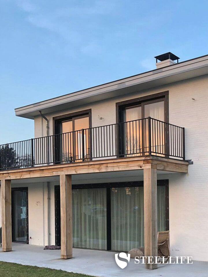 Stalen buiten balustrade met spijlen in Rotterdam
