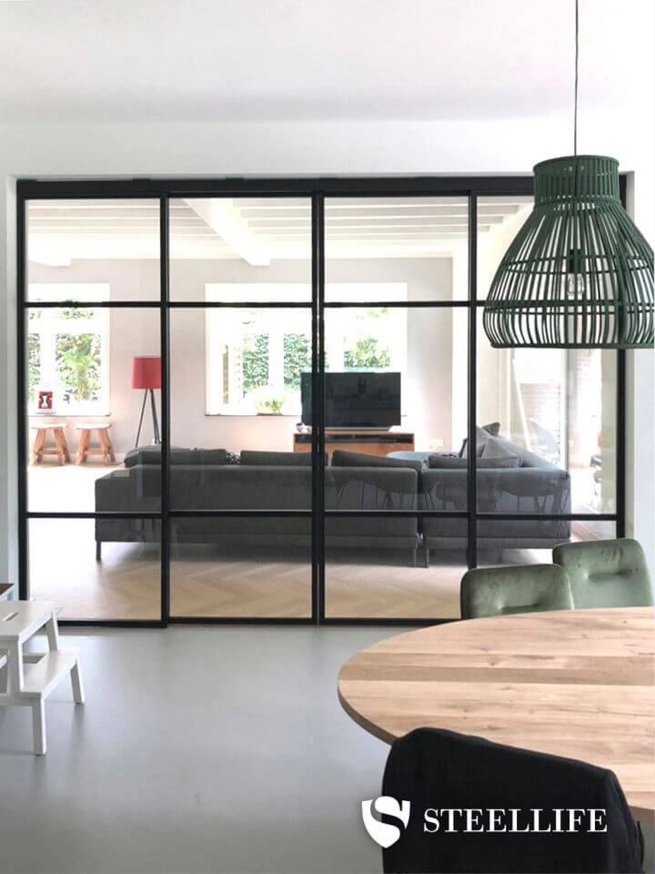 Stalen wand met schuifdeuren