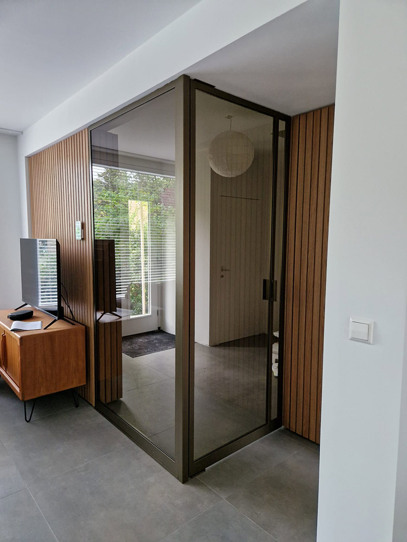 Stalen taatsdeur in een bronzen kleur