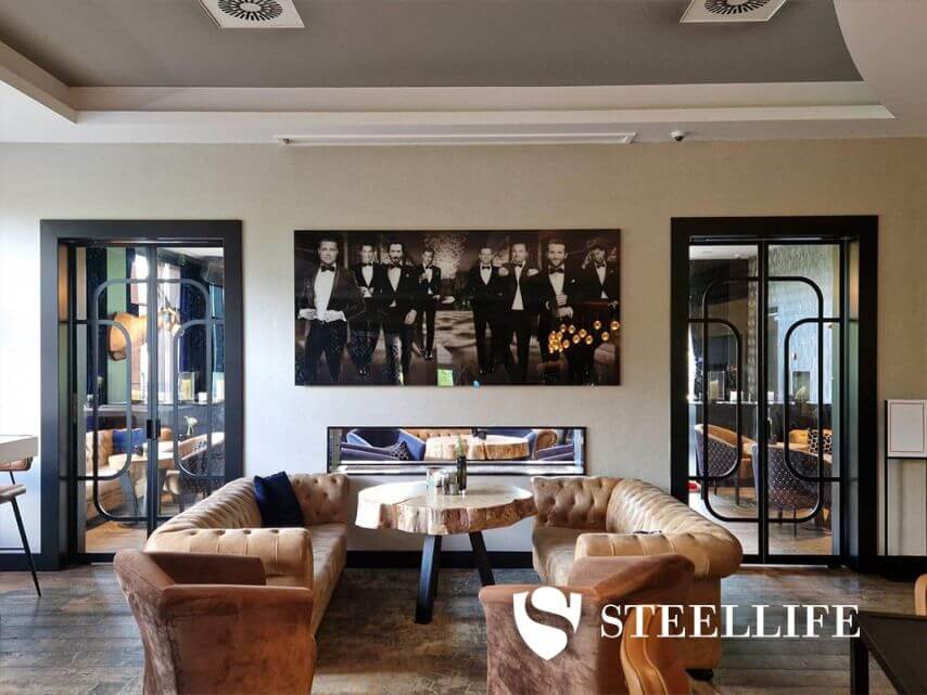 Stalen dubbele taatsdeuren met organische ruitverdeling bij van der Valk Almere