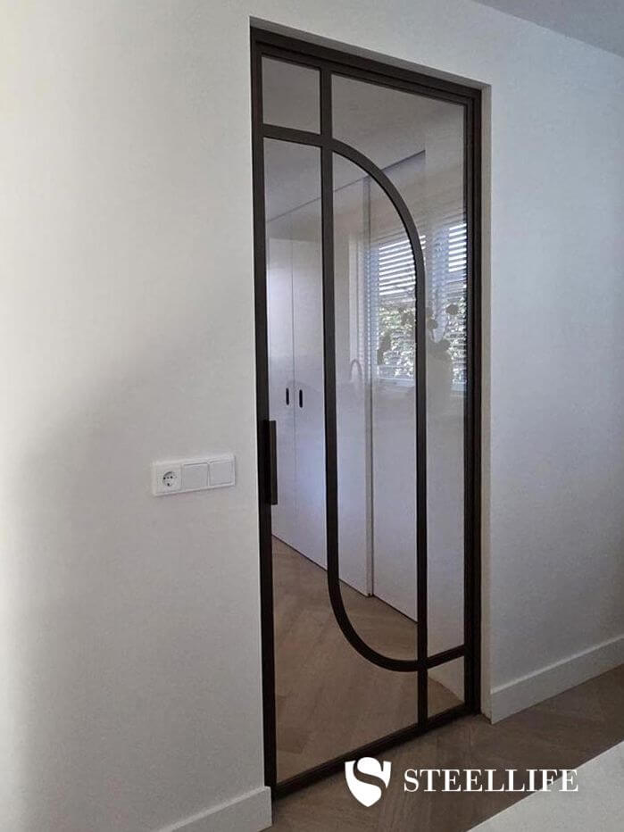 Bronzen scharnierdeur met organische roedeverdeling