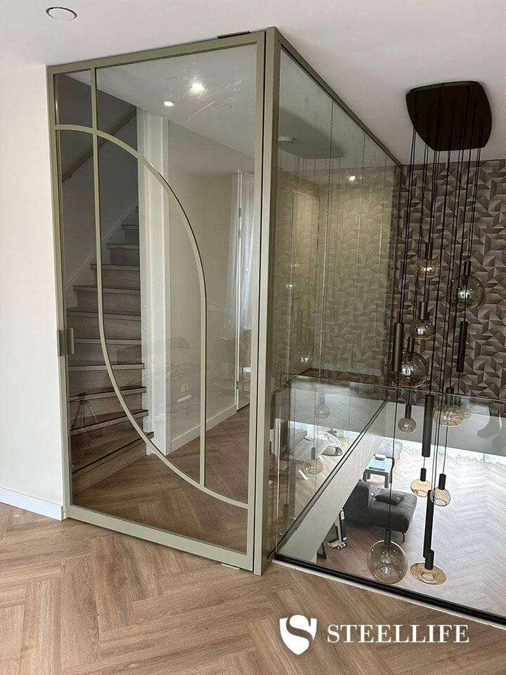 Stalen hoekwand inclusief taatsdeur met organische ruitverdeling