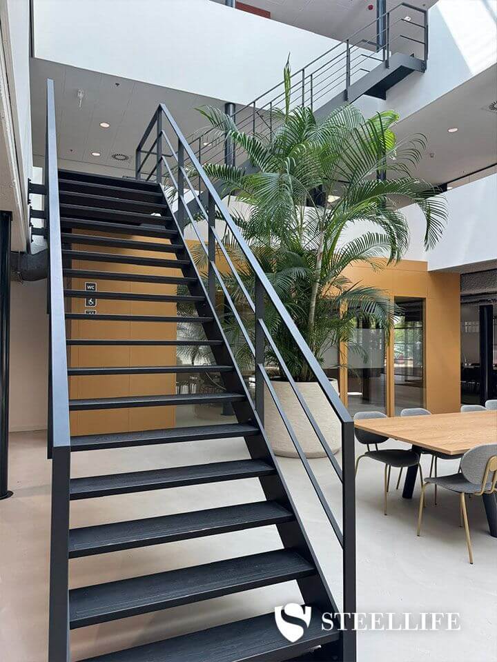 Stalen bordestrap in bedrijfspand