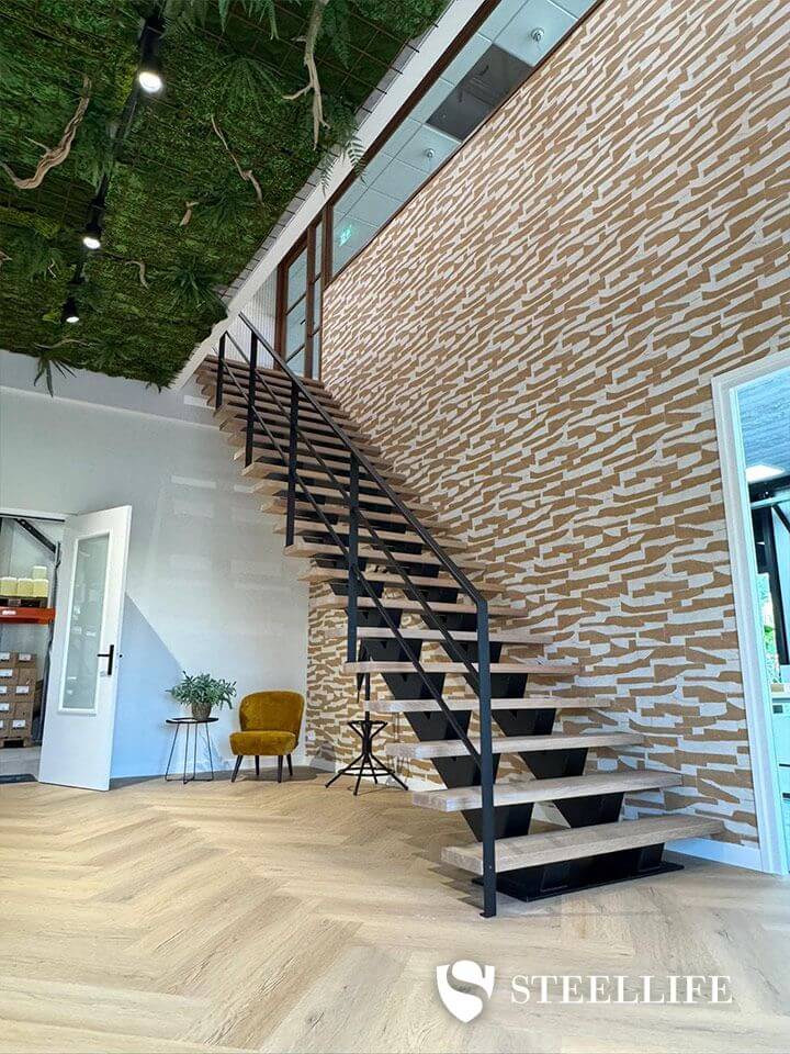 Stalen trap met dubbele middenboom