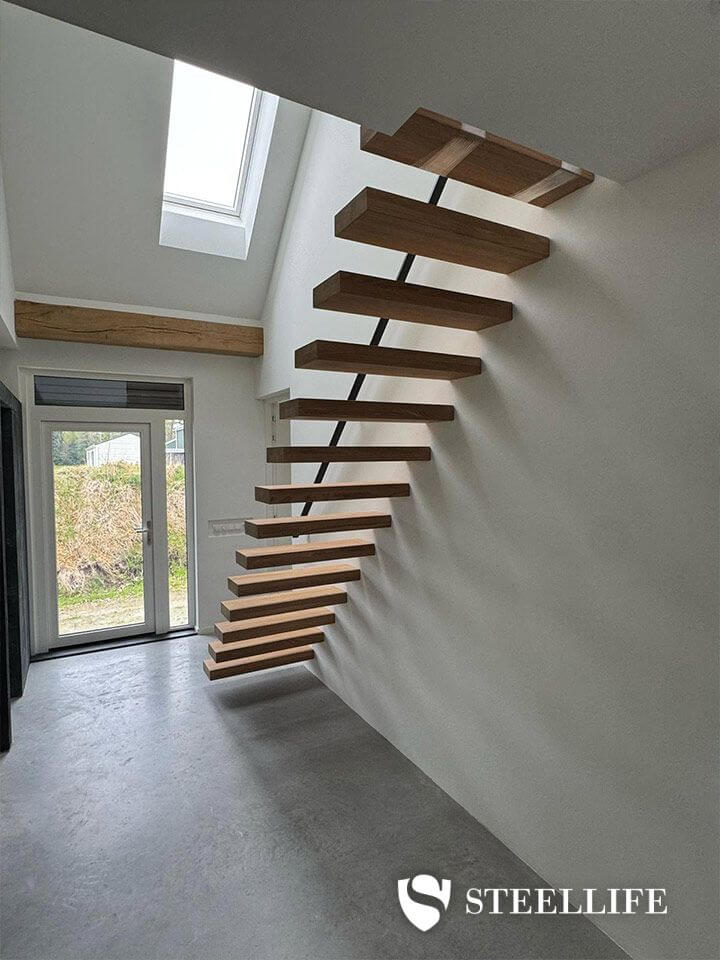 Stalen zwevende steektrap met eikenhouten treden