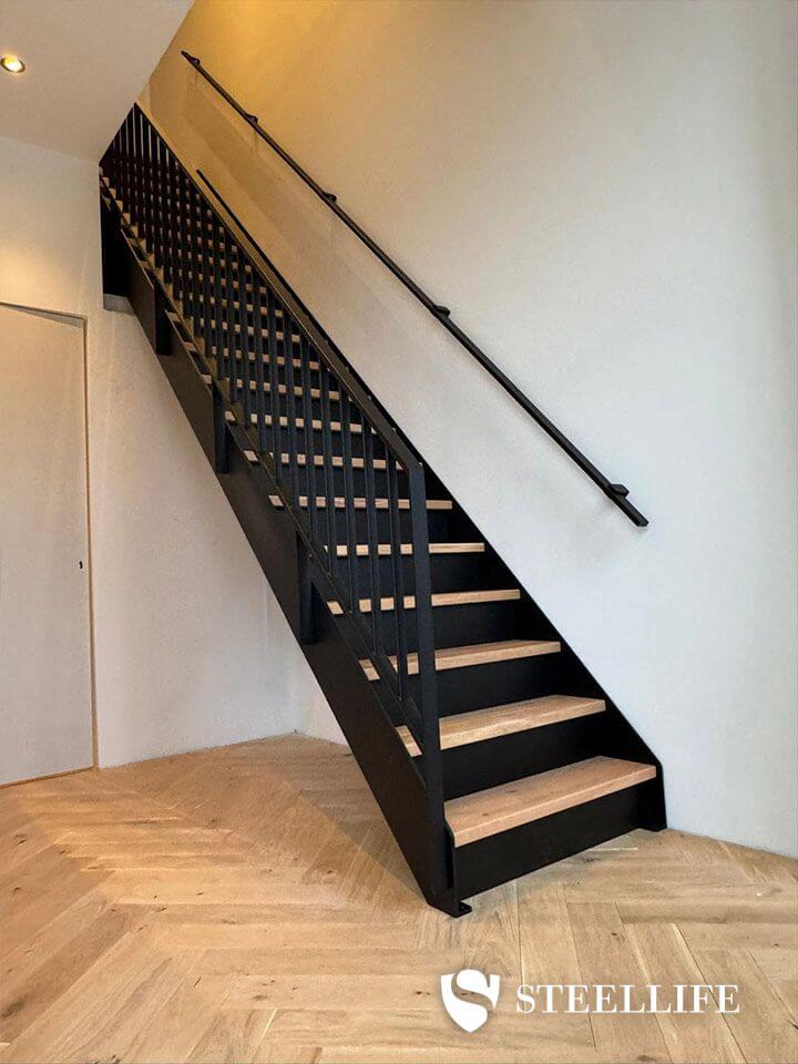 Steektrap met stalen stootborden