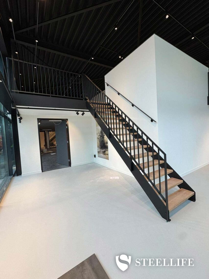 Stalen steektrap met spijlen balustrade
