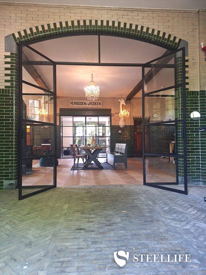 Stalen ongeïsoleerde buitenpui 