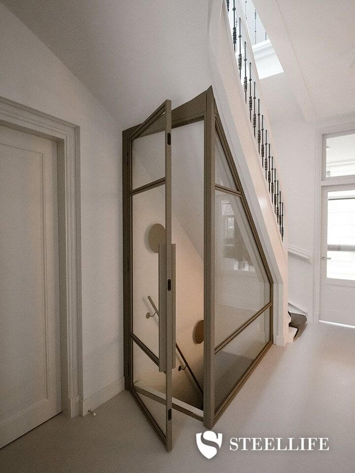 Stalen trapafsluiting met scharnierdeur