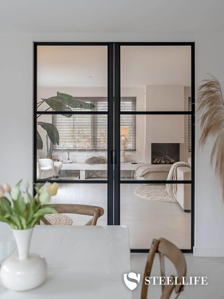 Stalen dubbele schuifdeuren tussen wanden