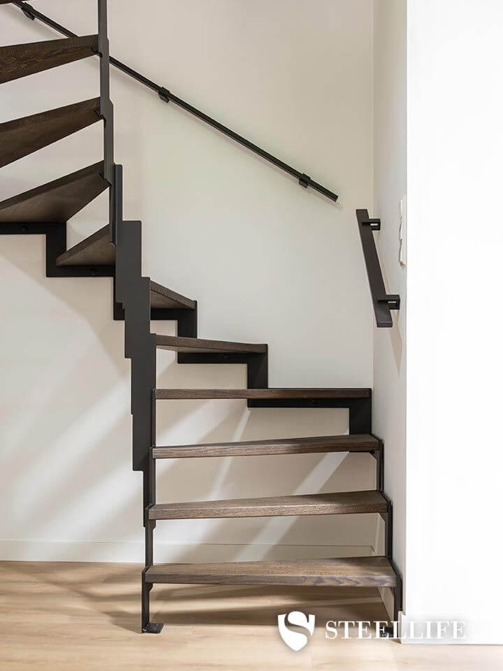 Stalen dubbele kwartslagtrap met muizenboom