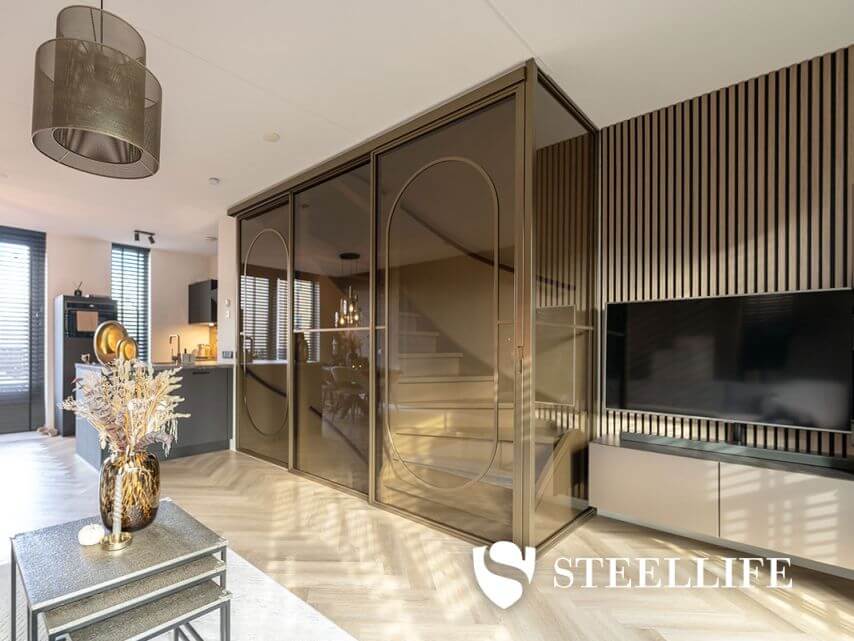 Stalen design trapafsluiting met schuifdeuren
