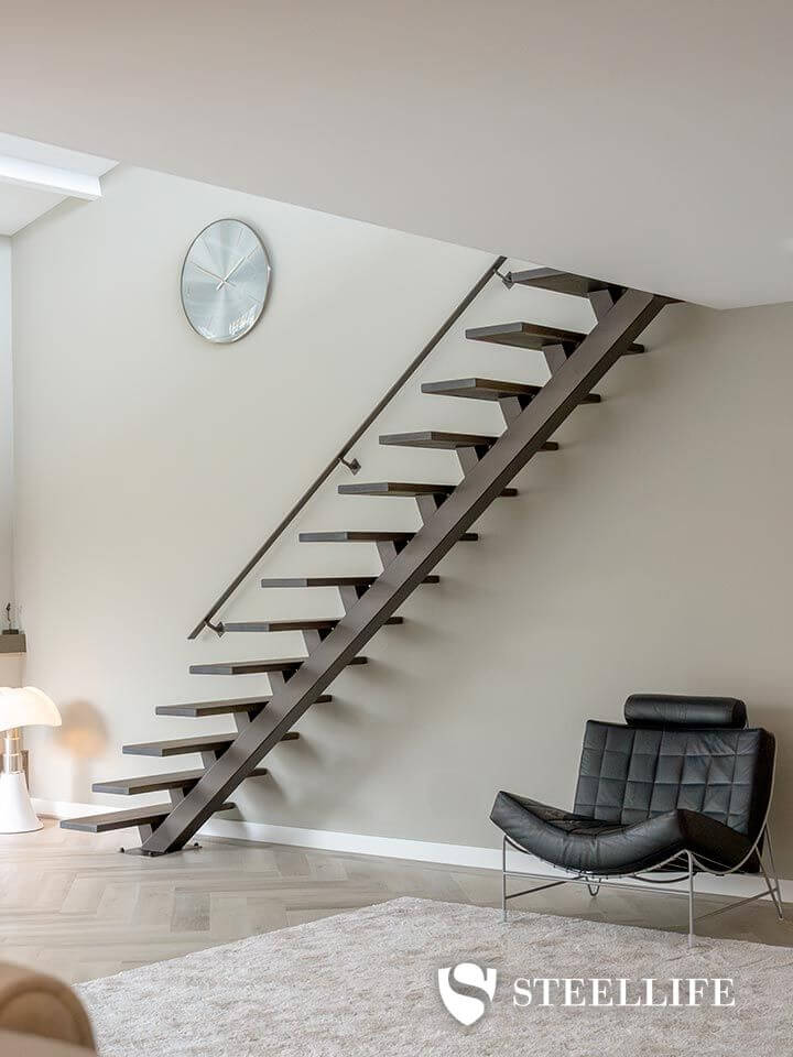 Stalen trap met middenboom in bronze coating