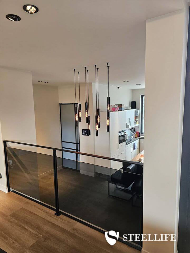 Glas-staal balustrade met grijs glas