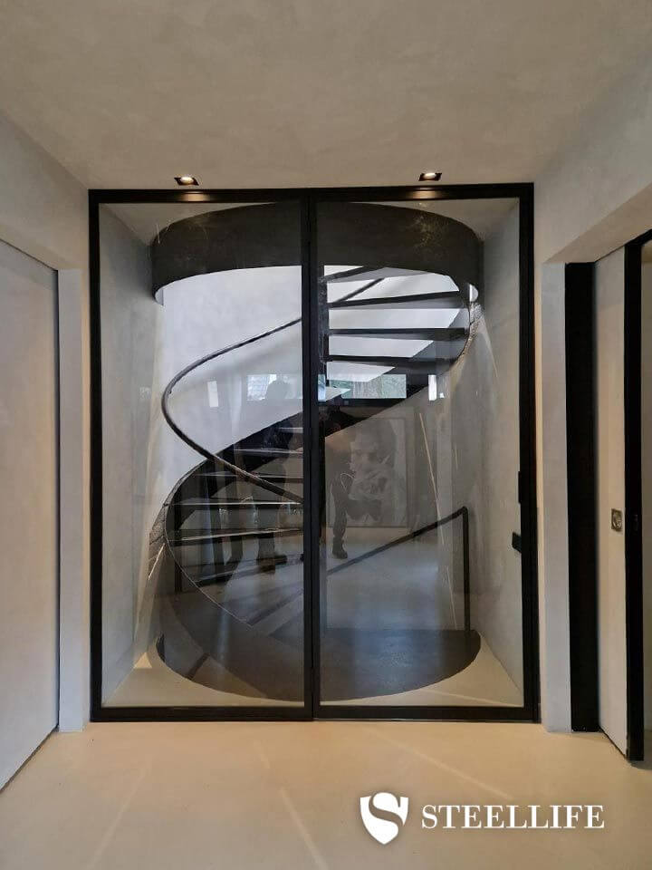 Stalen trapafsluiting met scharnierdeur