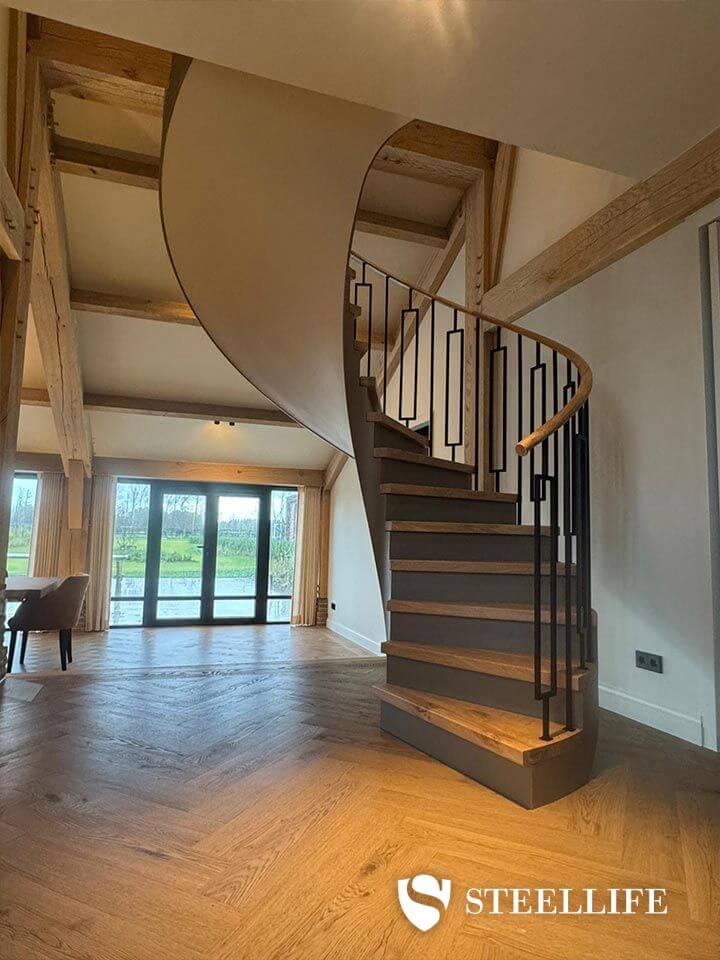Stalen design balustrade op wenteltrap
