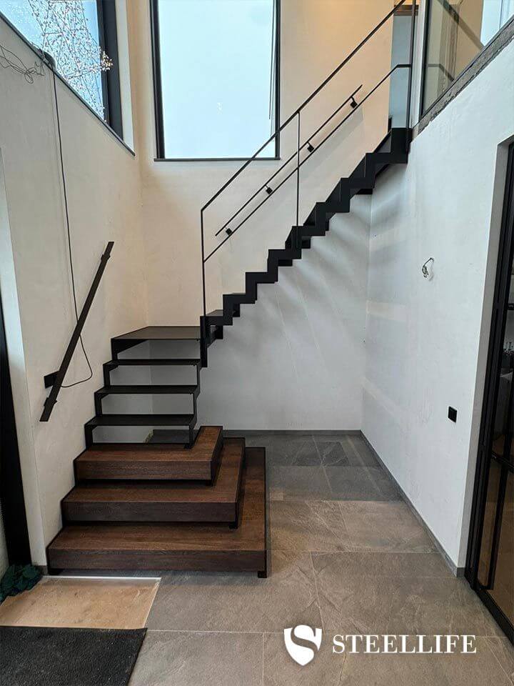 Stalen bordestrap met eiken treden