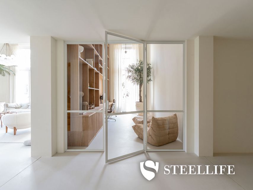 Stalen scharnierdeur met zijpanelen in RAL9016