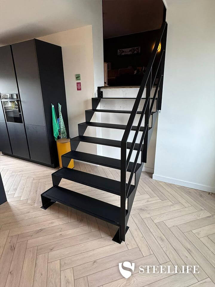 Steektrap met stalen treden