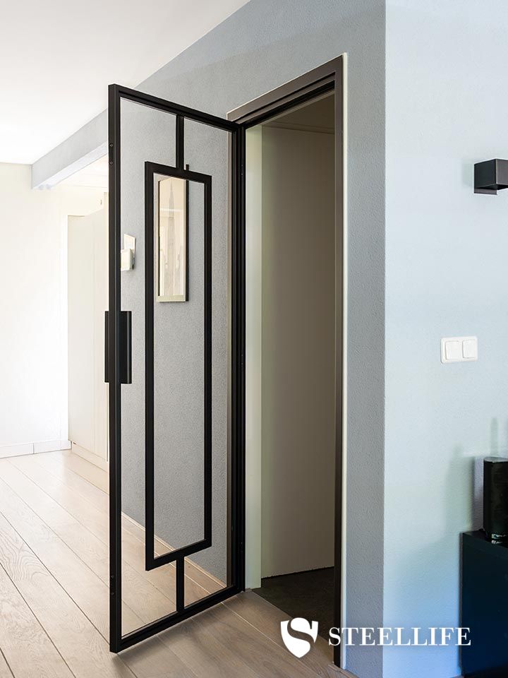 Stalen scharnierdeur met hoekverdeling