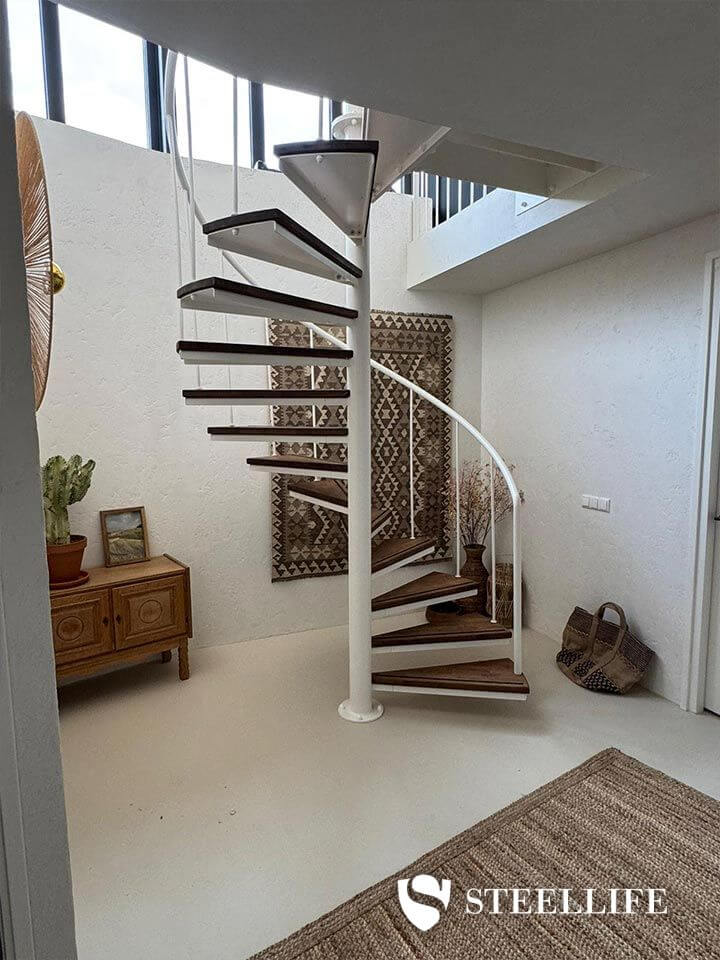 Stalen spiltrap met spijlen balustrade