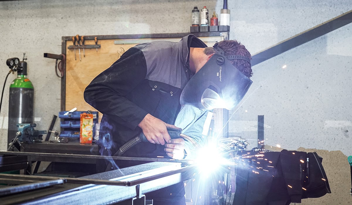 De productie van de stalen deuren